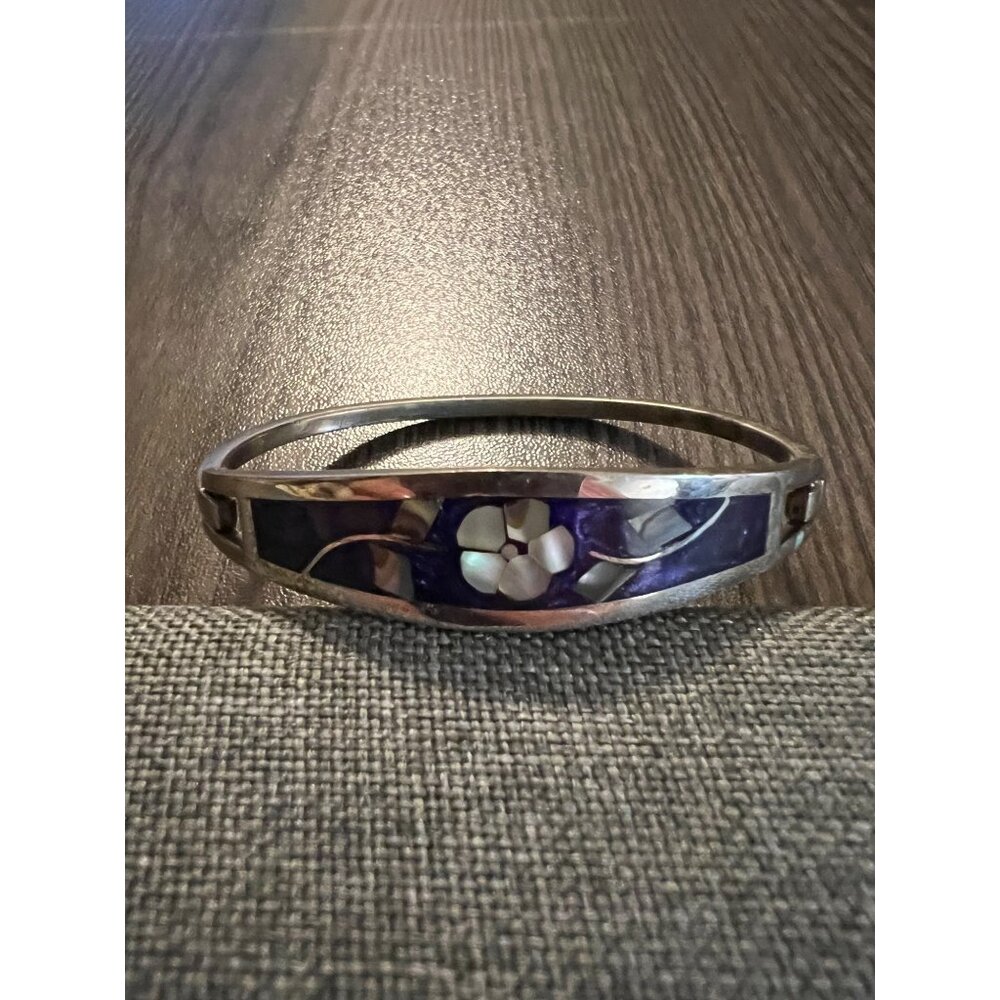 Vintage Silver Hinged Bangle Bracelet With Purple & White Floral Inlay Design